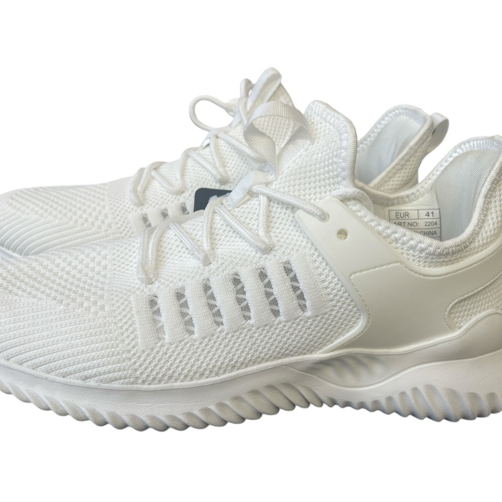 Women's SR max white sneakers size 9.